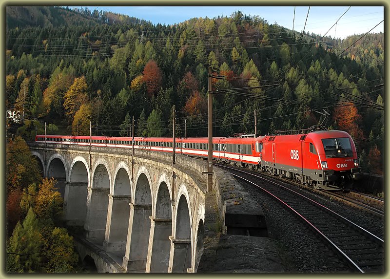 Diese 4010er Garnitur schaffte es gestern am 26.10.2006 nicht aus eigener Kraft von Graz nach Wien. 1116 167 war gestern das Triebfahrzeug des IC 550  Wiener Volkshochschulen. Aufgenommen bei der �berquerung der Kalten Rinne, dem h�chsten Viadukt auf der Semmeringstrecke.