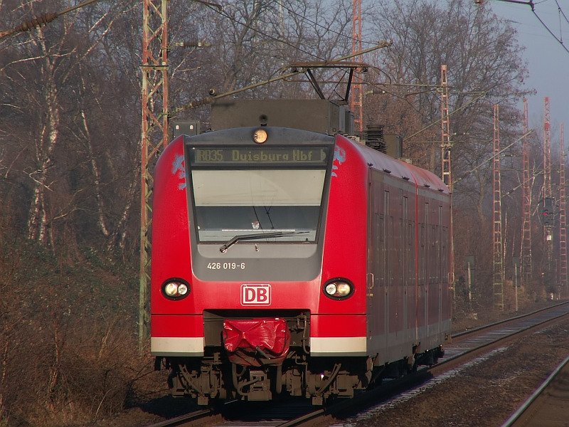 Diese 426 Einheit fhrt als RB35 nach Duisburg Hauptbahnhof. Das Foto stammt vom 19.12.2007
