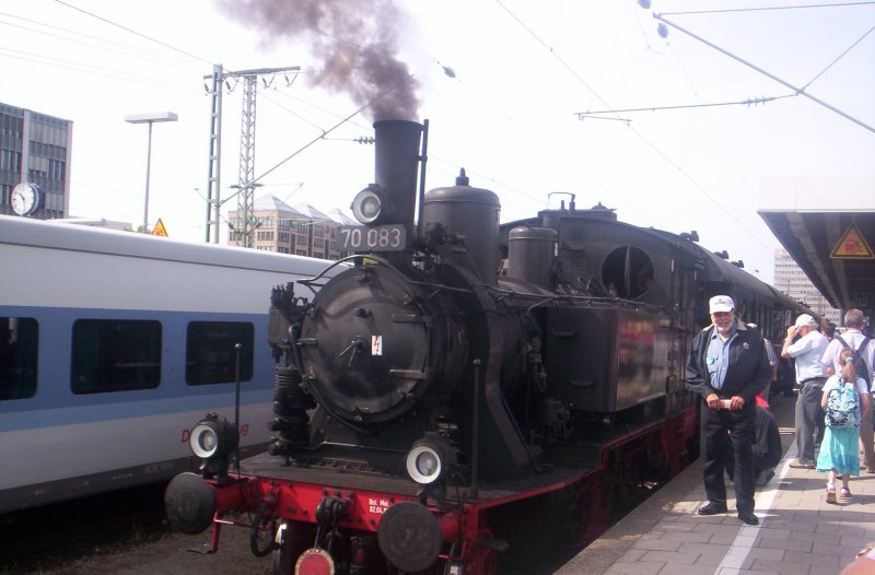 diese 70 083 damplok wartete auf die ausfahrt am 01.07.07 zur sonderfahrt anl�sslich des 35 guburtstages der s bahn m�nchen. hier in m�nchen ost. im hintergrund sieht man den nachtzug der am abend nach berlin f�hr dieser besteht aus talgo wagen. 
