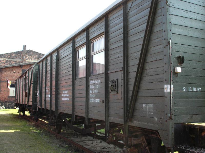 Diese alten Bauzugwagen sind im SEM Chemnitz abgestellt und werden uerlich aufgearbeitet