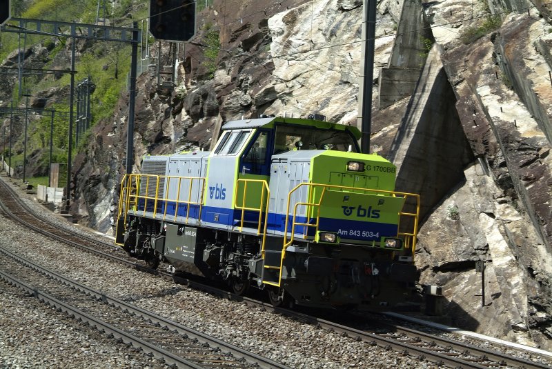 Diese Am 843 bei der Durchfahrt in Lalden bei schnstem Sonnenschein.
08.05.09