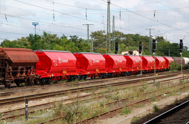 Diese anscheinend neuen Kaliwagen vielen im Zugverband der 294 698 durch ihre satten Farben auf. Fotofgrafiert am 03.08.09 am Magdeburger Hbf.