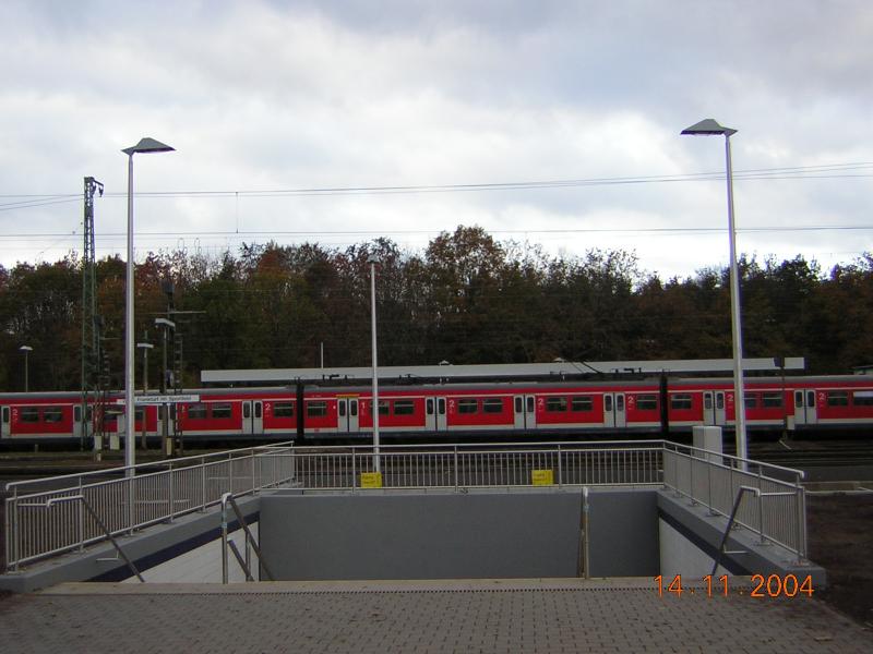 Diese Aufnahme vom 14.11.2004 zeigt die neue Unterfhrung am Bahnhof Frankfurt am Main - Sportfeld (Aussteigebahnhof fr das Waldstadion), die auch im Hinblick auf die Fuball-WM 2006 errichtet wurde, im Hintergrund ein Vollzug ET 420 auf der Linie S 7 nach Goddelau.
