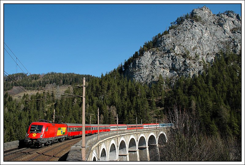 Diese Aufnahme vom 30.3.2008 zeigt den am „falschen“ Gleis fahrenden IC 533 von Wien nach Villach bei der Querung des h�chsten Viaduktes der Semmeringbahn, der Kalten Rinne. Rechts im Bild ist die Polleroswand zu sehen in deren Tunnel sich noch ein Teil des Zuges befindet. Aufnahme mit 18mm (27 mm KB). So eine Aufnahme ist nur m�glich, wenn das Regelgleis am Semmering zwischen Breitenstein und Semmering gesperrt ist. Am Zug war 1116 060, eine von f�nf 1116, welche die GySEV f�r die Dauer von 20 Jahren von den �BB angemietet haben.