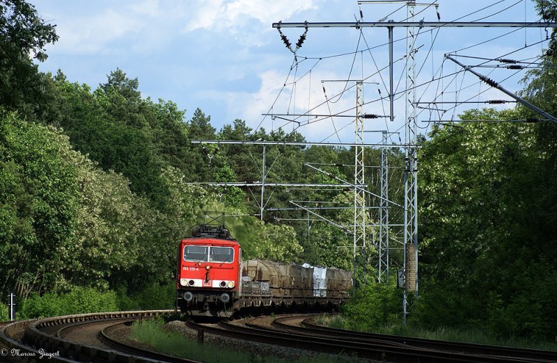 Diese Aufnahme eines Kurzgterzuges gezogen von 155 231-4 in Berlin Rahnsdorf entstand nach einem Spaziergang durch den Wald. Erst ging es entlang der Strecke der Woltersdorfer Straenbahn und dann gab es noch einen abstecher zur S-Bahnlinie S 3. 
24.05.2009