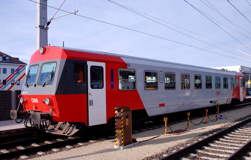 Diese Aufnahme entstand am 11. Juni 2009 und zeigt den rot-grau lackierten 5047 014-5 bei Verschubfahrten im St.Pltner Hauptbahnhof.