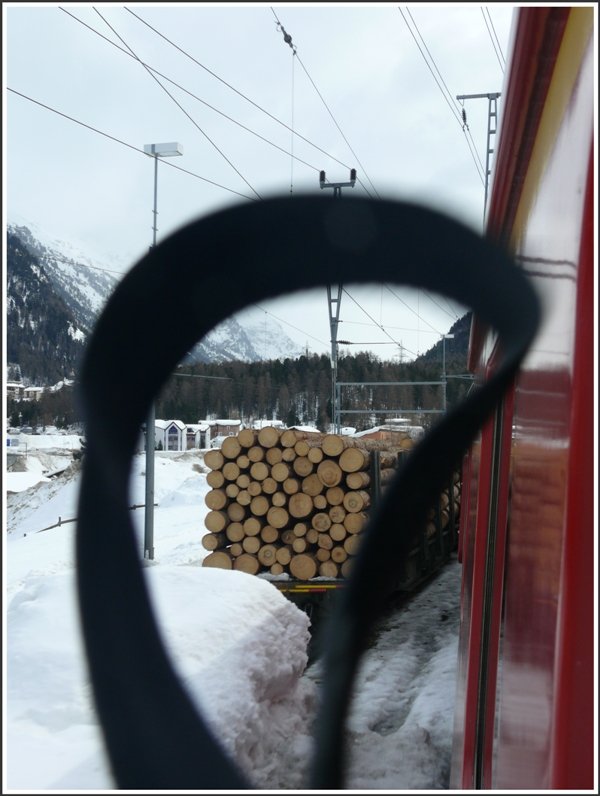 Diese Aufnahme knnte man unter der Kategorie  Missgeschicke  einordnen. Bei 40 km/h die Kamera aus dem Fenster halten und den Tragriemen nicht sichern, so geht das. Entstanden im R1644 in Pontresina. (02.03.2009)