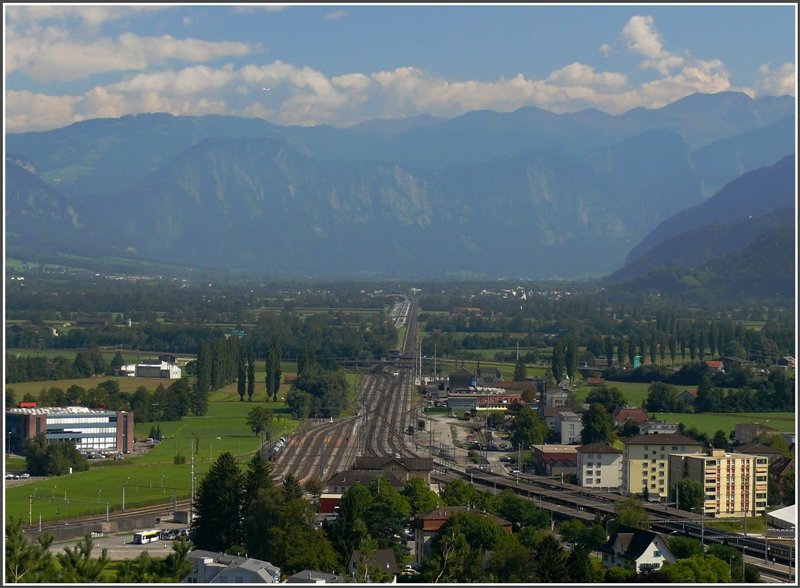 Diese Aufnahme vom Schloss aus zeigt den Bahnhof Sargans. Rechts unten gehts nach Zrich, links unten nach St.Gallen, links oben ber die Verbindungskurve ebenfalls Richtung St.Gallen und nach oben Richtung Chur. (27.08.2008)