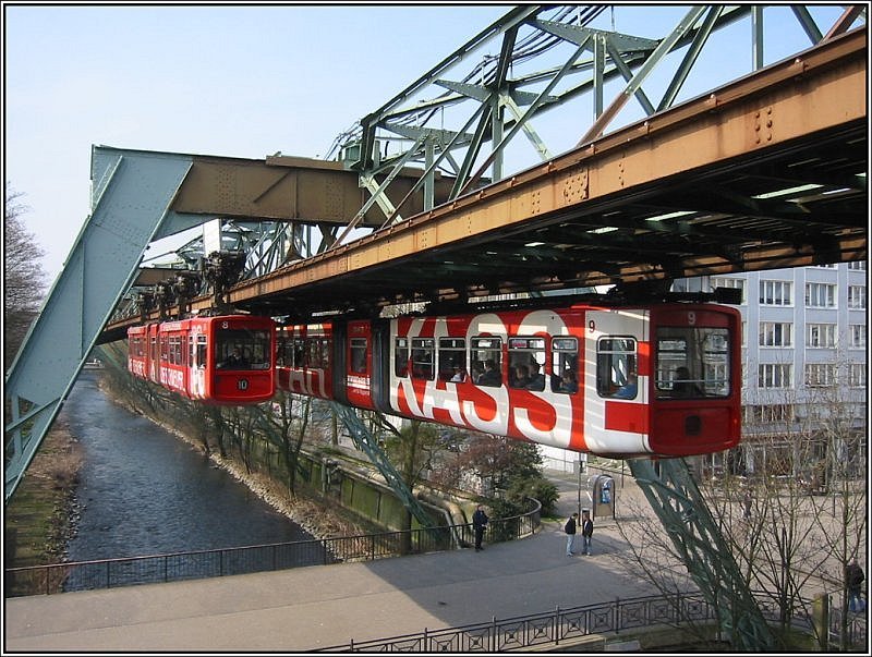 Diese Aufnahme wurde von dem Bahnsteig der End-Haltestelle Oberbarmen aus gemacht. Ein Wagen hat gerade die Haltestelle verlassen, da kommt aus der Gegenrichtung bereits der nchste. (31.03.2007)