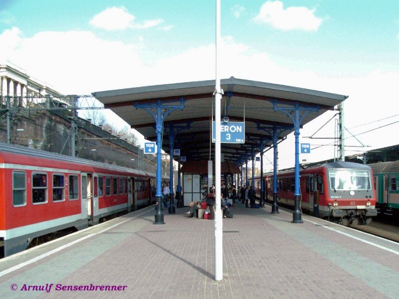 Diese Bahnsteigszene in Szczecin-Glowny (Stettin-HBf) hat eine sehr deutsche Anmutung:
Rechts steht der DB 628 547 abfahrbereit nach Angermnde und links steht ein nach Polen verkaufter ehemaliger 624, der heute in Polen als SA110-04+05 unterwegs ist.

06.04.2007 Szczecin-Glowny