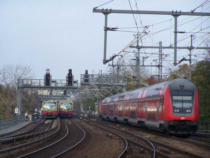 Diese Bahnszene fand am 29.Oktober 2007 zwischen dem Bahnhof Berlin-Zoologischer Garten und dem S-Bahnhof Tiergarten statt.
