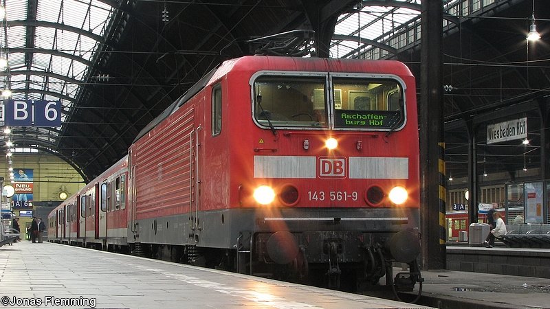 Diese Baureihe ist wohl fast in jedem Bundesland anzutreffen. 143 561 wartet im Hbf Wiesbaden auf die Abfahrt.
