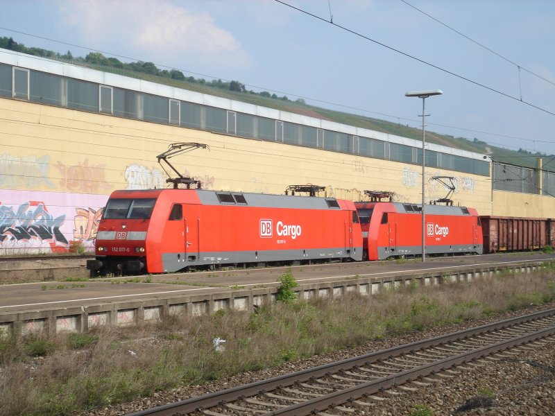 Diese beiden E-loks der Br.152 kammen mit diesem Gterzug Gz am  Bahnhof von S-Obertrkheim vorbei. Aufgenommen wurde dieses Bild am 29.04.07