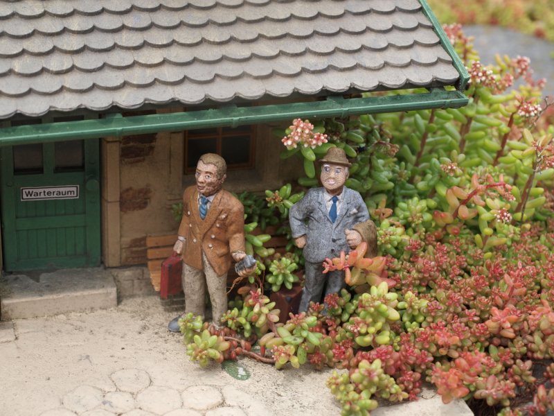 Diese beiden Herren warten scheinbar schon etwas lnger auf dem Bahnsteig.