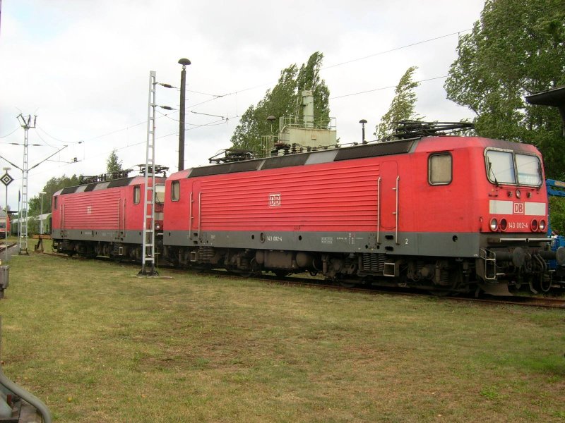 Diese beiden Loks der BR 143 standen in Wittenberg abgestellt. Im Gegensatz zum Taurus waren hier nicht die Fhrerstnde zu besichtigen.23.08.08, Bahnbetriebswerk Wittenberg.
