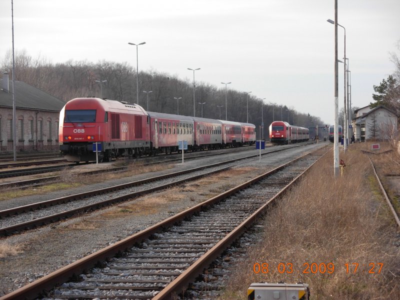 Diese beiden Regionalzug-Garnituren mit Hercules-Dieselloks als Triebfahrzeugen trafen am 8.3.2009 auf dem Bahnhof Marchegg zusammen. Die linke Garnitur befand sich auf dem Weg zum Ostbahnhof, die rechte hatte bis zu ihrem Ziel, dem Hauptbahnhof von Bratislava, nur mehr wenige Kilometer zurckzulegen.