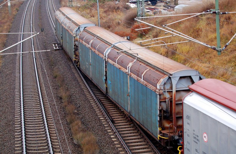 Diese beiden Schiebewandwagen bildeten den Zugschluss. Handelt es sich um deutsche Wagen? Fotografiert am 04.12.08 in Bitterfeld.