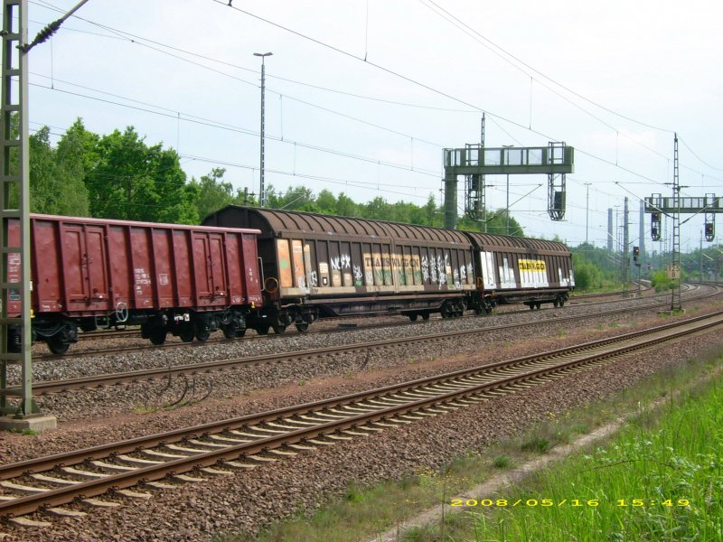 Diese beiden Schiebewandwagen der TRANSWAGGON bildeten am 16.05.08 den Zugschluss von 185 040. Fotografiert in Muldenstein.