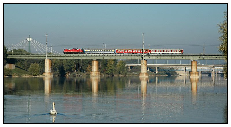 Diese Bespannung des ER 2515  Asparagus  von Bratislava hl.st. nach Wien Sdbahnhof ist seit Fahrplanwechsel auch Geschichte. Heute verkehrt dieser Zug als Wendezug mit 2016 und CityShuttlewaggons. Die Aufnahme entsand am 30.9.2007 bei der Querung der Neuen Donau in der Wiener Lobau.