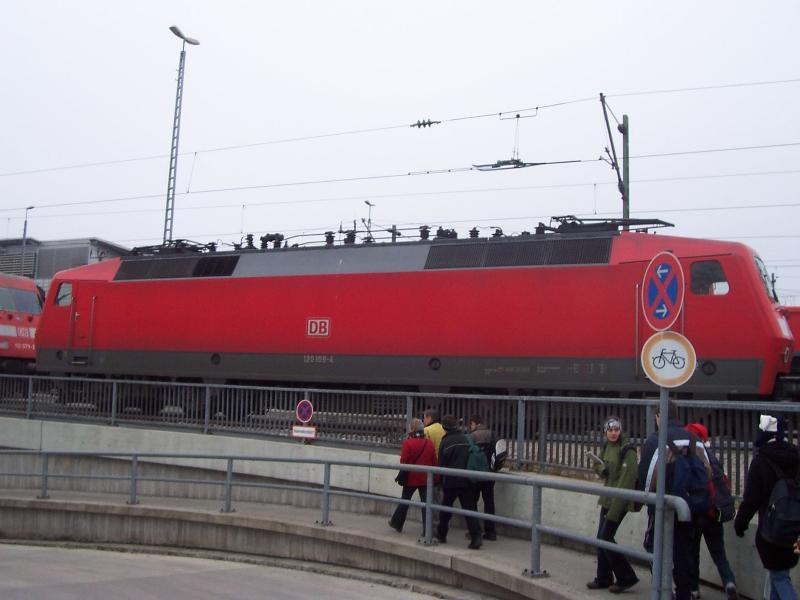 Diese Bild wurde bei der Betriebserkundung in der ICE- Werkhalle aufgenommen, auf dem Weg zu Halle. 

BR 120 103-7