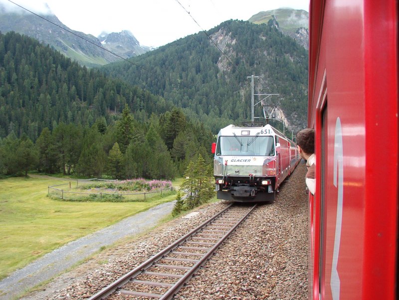 diese Bild zeigt eine Lok der Rhtischen Bahn vor dem Glaicer Express kurz nach dem Bahnhof Preda auf der Strecke St. Moritz - Chur. Der zug ausdessen das Bild gemacht wurde fhrt Tal wrts woraus folgt das der Glaicer express bergwrts fhrt (wer htte das gedacht). Dieses Bild wurde im Zuge einer Exkursion in die Schweiz gemacht welche in der Zeit vom 2.08.2006 bis 6.08.2006 statt fand. 