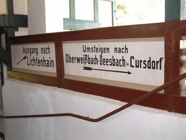 Diese Bilder sind Nostalgie Bhf.Lichtenhain a.d.Bgn), diese alten originalen Beschriftungen (1923) im Bahnhof Lichtenhain sind der Modernisierung zum Opfer gefallen, hliche moderne Beschriftungselemente zieren ein technisches Denkmal, schade,schade, schade.... ich hoffe dieses Bild lt nicht vergessen.