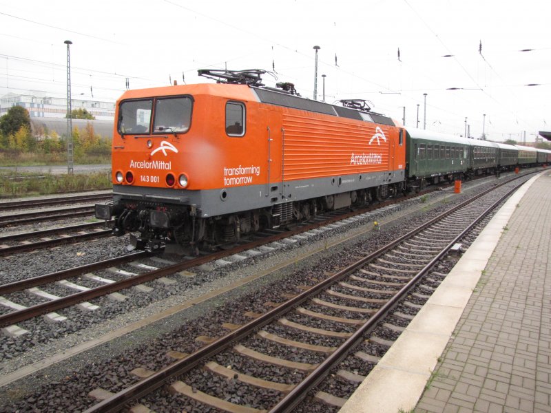Diese BR 143 von EKO trans bringt am 10.10.2009 den Sonderzug der Eisenbahnfreunde Cottbus nach Weimar
