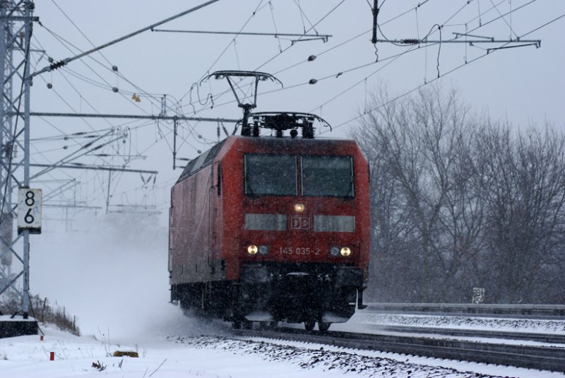 Diese BR 145 bekam ich am 19.02.2009 in der Berliner Wuhlheide vor die Linse. Als Dankeschn bekam ich die  weie Wand  hinter der Lok ab.