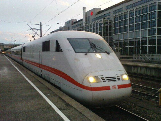 Diese BR 401 wird gleich im letzten Abendlicht nach Hamburg aufbrechen.