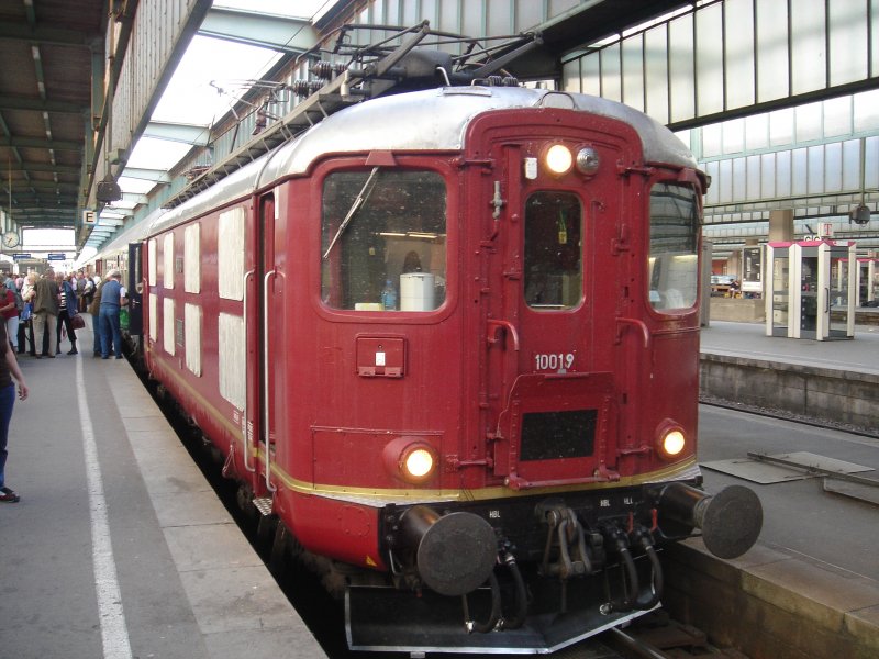 Diese Br. Re 4/4´ fuhr am 29.04.06 als Sonderzug SDZ nach Stuttgart Hbf ein.