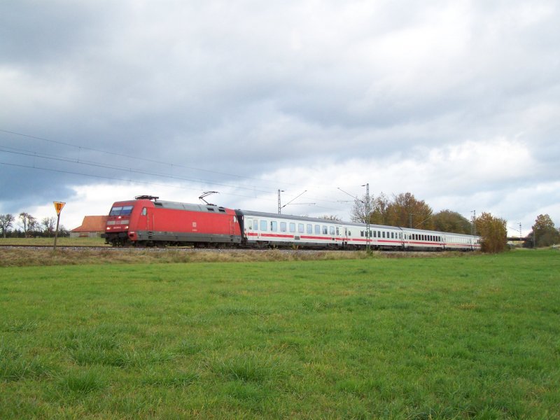 Diese Br.101 zog am 18.Oktober 2007 einen InterCity IC von Nrnberg Hbf nach Karlsruhe Hbf. Hier zwischen Aalen und Mgglingen(Gmnd).