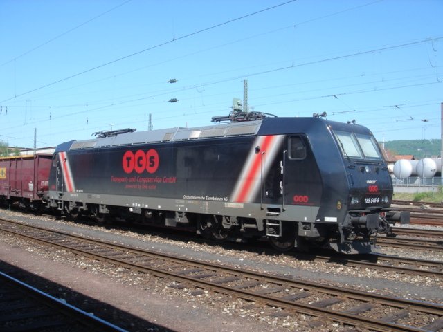Diese Br.185 stand am 26.04.06 in Aalen abgestellt. Sie trug eine Werbelackierung fr TCS Transport- und Cargoservice Gmbh. Sie ist stationiert gewesen im BW Uelzen. Die Osthannoversche Eisenbahn Ag fhrt nur vorbergehen in Aalen ein.