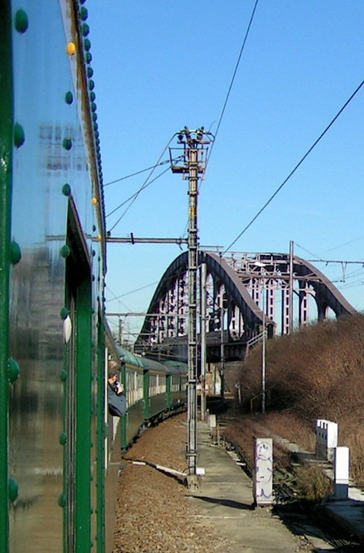 Diese Brcke haben wir etwas zu spt unterfahren, ansonsten htte ich den darber fahrenden Zug mit fotografieren knnen. Die Brcke steht in der Nhe von Mechelen. 17.02.08 