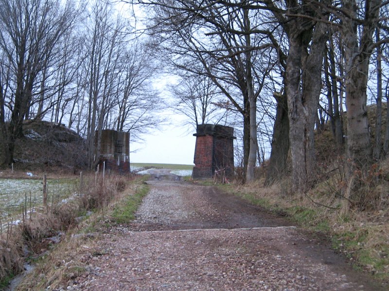 Diese Brcke am km 14,014 der ZC in Mitteldorf wurde 1888 erbaut und die berbauten 1976 abgerissen. Sie hatte eine Lnge von 35m und 3 sthlerne berbauten die sich auf den heute noch vorhandenen 2 Mittelpfeiler und den beiden Widerlagern absttzten, 31.01.08