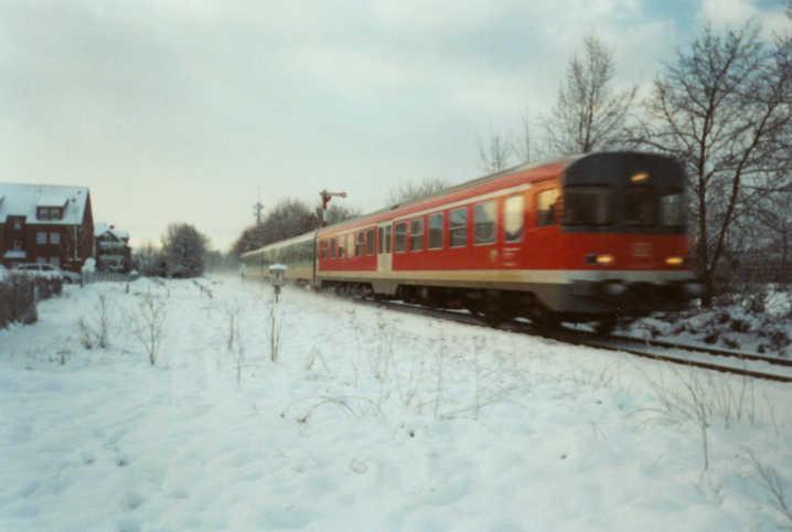 Diese bunte Garnitur verlies das winterlich-verschneite Ahaus im Winter 2001 als Regionalbahn nach Enschede