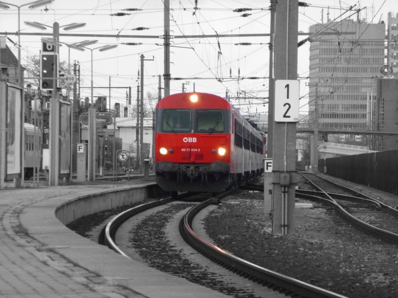 Diese CityShuttle-Garnitur wurde bei Schlechtwetter fotografiert. Da das Licht aber so sch�n ausgeleuchtet ist und es sich auf der Schiene spiegelt, hab ich das Foto so bearbeitet, dass der Steuerwagen vom zu hellen Himmel ablenkt.
Zu sehen ist am Ende des Zuges die 1142 664-0. Der Zug wurde in Spittelau, Richtung Wien FJB am 16.03.09 fotografiert.