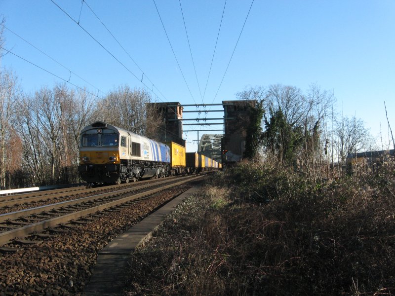 Diese Class 66 der  ERS Railways  zieht am 09.02.2008 einen Gterzug bei Kln ber die Sdbrcke.