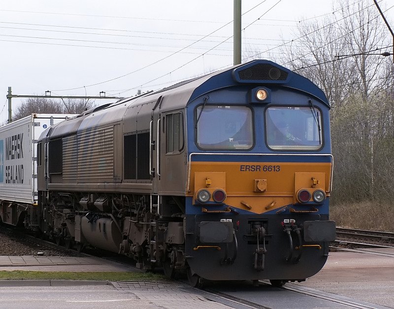 Diese Class 66 Grodiesellokomotive berquert langsam eine Strasse in der Nhe von Blerick. Das Foto stammt vom 17.03.2008 