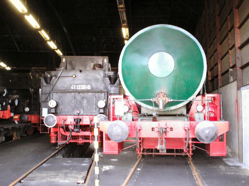 Diese Dampspeicherlok wurde ebenfals von den Mitgliedern des SEM aufgearbeitet. Daneben steht der tender von 41 1225
