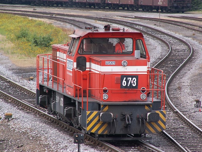Diese Diesellok  RAG 673  fhrt hier auf dem Gelnde des Bergwerkes Walsum um gleich einen neuen Kohlezug zu ziehen. Das Foto stammt vom 09.07.2007