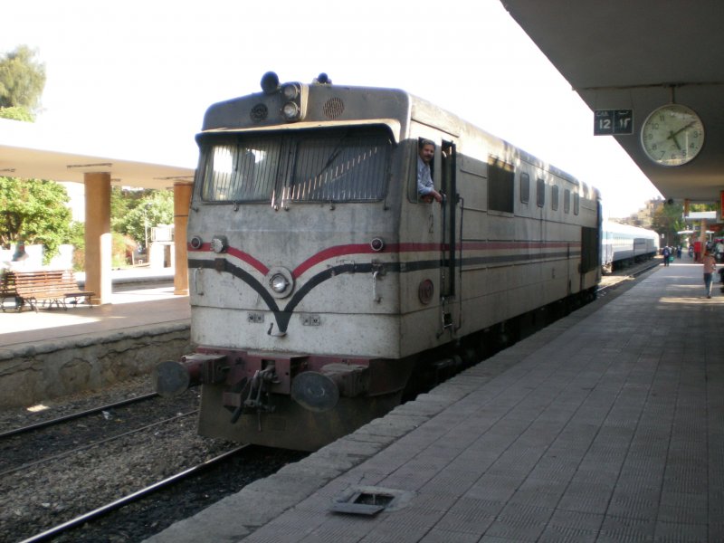 Diese Diesellok rangierte gerade im Bahnhof von Assuan am 08.06.2009 um 16:20 Uhr. Sie war das modernste Fahrzeug, das ich dort zu sehen bekam. 