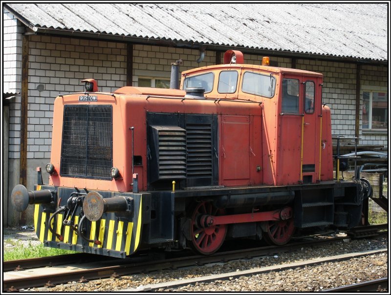 Diese Diesellok stand am 18.07.2007 auf einem Abstellgleis beim Bahnhof Flelen. Ich vermute, dass es sich um eine Werkslok handelt, die zu einem der Betriebe beim Bahnhof gehrt, denn auer dem Schild mit der Aufschrift  Ruston  (vermutlich Hersteller der Lok?) war keine Beschriftung zu erkennen.