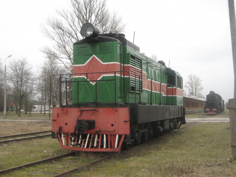 Diese Diesellok VME 1-116 wurde 1961 in Ungarn fr die USSR gebaut und kam 1971 nach Tallinn, wo sie bis ca. 1991 ihren Dienst tat. jetzt steht sie im Eisenbahnmuseum Haapsalu unter freiem Himmel direkt an der Ostsee und rostet. Aufnahme vom 14.3.2008