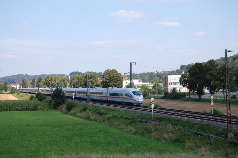 Diese Doppeleinheit ICE 3 mit dem Triebzug  Aalen  hinten, passiert am 6.8.2009 den km 30 der Filsbahn und eilt Ulm entgegen.