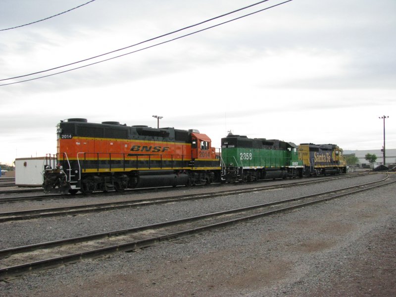 Diese drei BNSF Loks waren am 5.1.2008 in einem Betriebswerk der BNSF in Phoenix (Arizona) abgestellt.