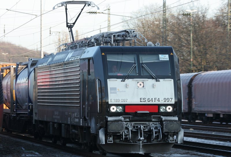Diese E 189 097 der ERS Railways zog wieder einen Gterzug durch Kln West am 03.01.2009