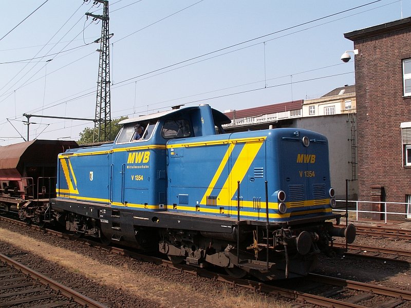 Diese ehemalige DB V100 schleppt einen Gterzug durch den Dsseldorfer Hauptbahnhof. Das Foto stammt vom 29.04.2007