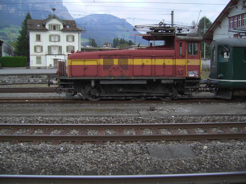 Diese ehemalige PTT-Post Ee 3/3  Halbschuh  stand am 08.09.2007 in Schwyz auf einem Abstelgleis.