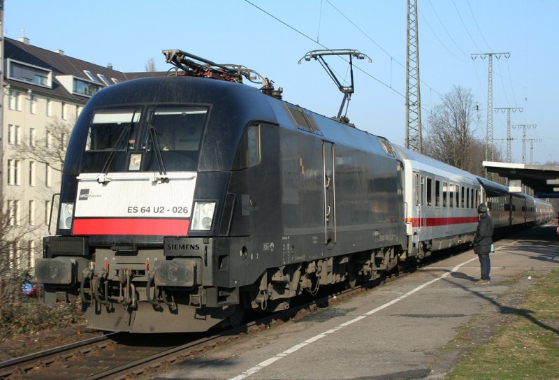 Diese ES 64 U2 - 026 Dispolok von Siemens, die im DB internen System als BR 117 registriert ist, durchfuhr Kln West am 30.12.2008 mit einem IC nach Mannheim