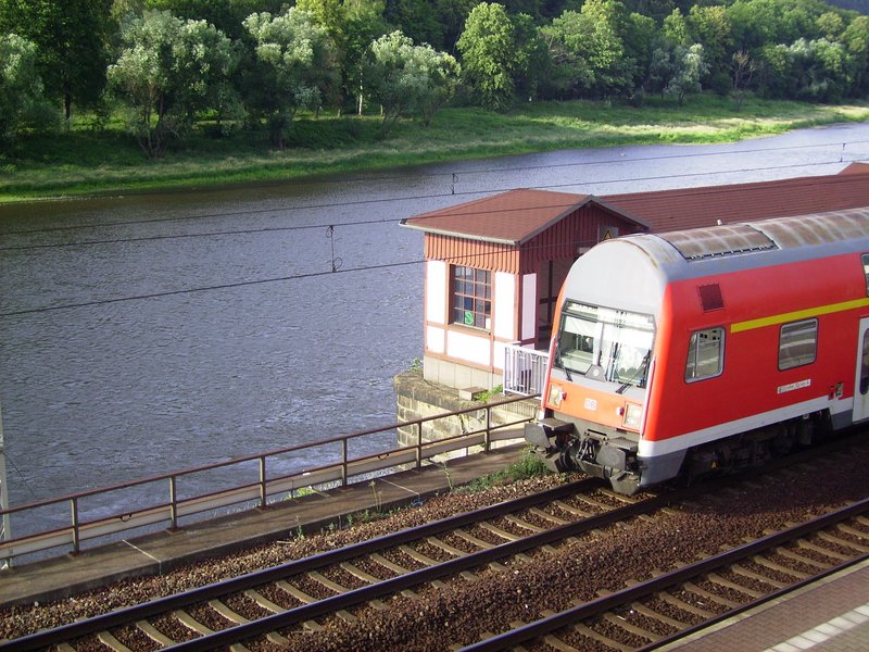 Diese Front gehrt bald der Vergangenheit an. Die neuen Wagen fr die Dresdener S-Bahn stehen beim Hersteller in Grlitz zur Auslieferung bereit. Mal sehen was mit den alten Wagen geschiet? Bild vom 23.06.2007 in Knigstein.